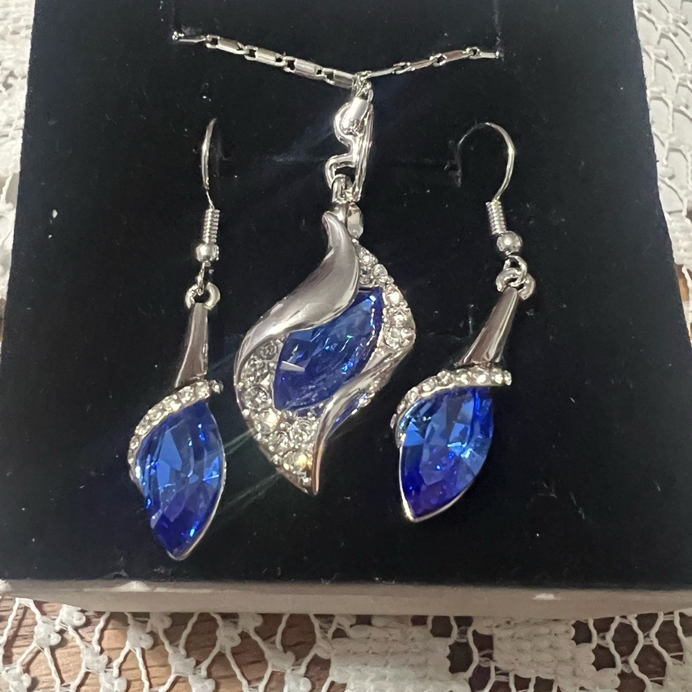 Elegant Blue and white crystal and Silver Jewelry Set!